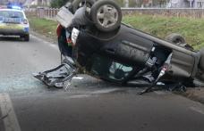 Accident la ieșirea din Darabani! O mașină s-a răsturnat după o depășire imprudentă - FOTO