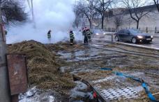 O platformă încărcată cu baloți de fân a luat foc în timp ce se deplasa pe o stradă din Botoșani - FOTO