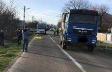 O bătrână și-a pierdut viața după ce a lovit-o în plin un camion pe un drum din județ