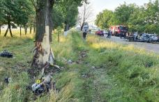 Accident grav! Un mort și două persoane rănite grav după impactul cu un copac - FOTO