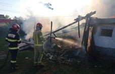 Anexă distrusă într-un incendiu. Proprietarul a suferit un atac de panică - FOTO