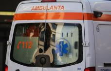 Accident! Un șofer a ajuns la spital după ce s-a izbit cu mașina într-un tub din beton