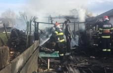 Incendiu a izbucnit într-o gospodărie din Copălău. Flăcările au cuprins mai multe anexe