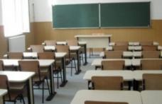 Elevii unui colegiu din Botoșani, puși în timpul orei să stea în genunchi