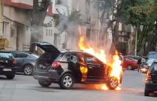 Autoturism cuprins de flăcări pe o stradă din Botoșani - FOTO