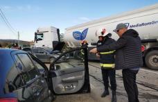 Accident! Două autoturisme și o autocisternă s-au ciocnit pe drumul Dorohoi - Botoșani. Un tânăr a ajuns la spital - FOTO