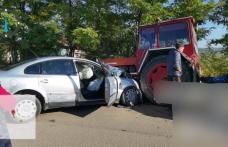 Accident la Dimăcheni! O mașină a intrat în coliziune frontală cu un tractor - FOTO