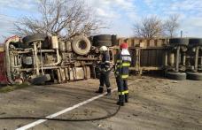 Drum blocat de un camion răsturnat! Șoferul cu multiple răni a fost transportat la spital