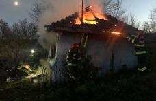 Casa unei familii din Mateieni a ars ca o torță în urma unui incendiu - FOTO