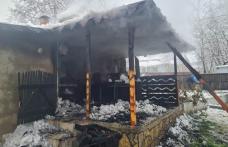 Și-a incendiat locuința după ce a pus carnea la afumat în foișor - FOTO