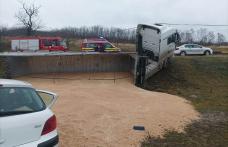 Bărbat rănit după impactul dintre o mașină și un TIR pe un drum din județ - FOTO