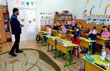 Poliţiştii botoşăneni alături de elevii claselor întâi pentru promovarea măsurilor de siguranţă personală