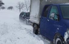 O autoutilitară și mai multe autoturisme rămase înzăpezite pe drumul Botoșani - Săveni, deblocate de pompieri - FOTO