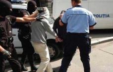 Trei tineri reținuți pentru tulburarea liniștii publice, lovire și distrugere
