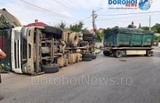 Accident la Dorohoi! Un camion care transporta deșeuri s-a răsturnat pe strada Luceafărul - FOTO