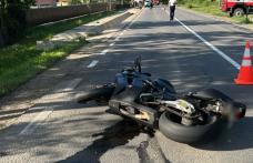Accident grav! Un bărbat a decedat și două femei au ajuns la spital după impactul dintre o motocicletă și o mașină