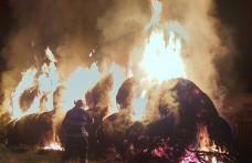 Aproximativ 30 de baloți de furaje distruși într-un incendiu
