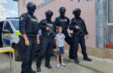 Surpriză făcută de polițiști unui copil din Botoșani - FOTO