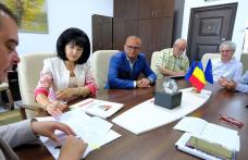 Consiliul Județean Botoșani: A fost semnat contractul de achizitionare a 8 autogunoiere - FOTO