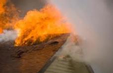 Incendiu violent într-o gospodărie din județul Botoșani. Acoperișul unei case și bunurile dintr-o cameră cuprinse de flăcări