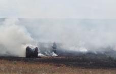 Un incendiu violent izbucnit pe un câmp s-a extins la un depozit de furaje