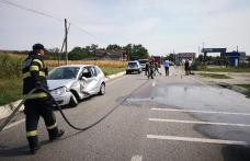 Două mașini implicate într-un accident pe un drum din județ. Două persoane au avut nevoie de îngriiri medicale - FOTO