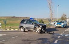 Patru persoane ajunse la spital în urma unui impact dintre două autoturisme - FOTO