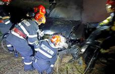 Un autoturism a luat foc după ce a lovit un copac de pe marginea unui drum din Ibănești - FOTO