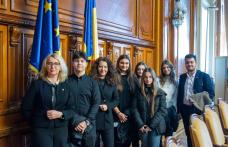 Elevii din Botoșani recompensați deputatul Alexandra Huțu cu o vizită la Muzeul Militar Național și Palatul Parlamentului - FOTO