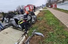 O tânără a avut nevoie de îngrijiri medicale după ce autoturismul pe care îl conducea a fost implicat într-un accident