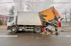 Incendiu izbucnit la o autospecială de gunoi care se afla în trafic. Pompierii au intervenit de urgență - FOTO