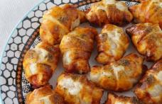 Mini croissante pizza cu șuncă și cașcaval