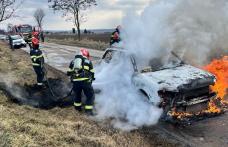 Mașină distrusă de flăcări pe un drum din localitatea Dragalina - FOTO