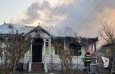 Casă și anexă cuprinse de un incendiu violent