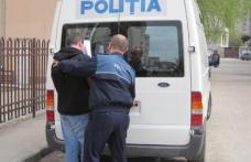 Tânăr recalcitrant, încătușat de poliţişti 