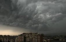 AVERTIZARE METEO: Ploi torenţiale, vânt puternic şi descărcări electrice