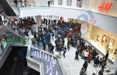 Mii de botoșăneni s-au călcat în picioare la deschiderea Uvertura Mall pentru public - FOTO/VIDEO