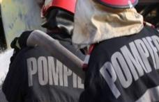 Maşină distrusă parţial într-un incendiu din cauza unui scurtcircuit