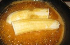 Banană caramelizată cu înghețată