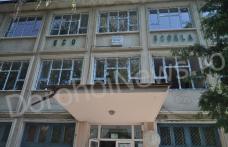 Au început lucrările de înlocuire a geamurilor Școlii Gimnaziale „Spiru Haret” Dorohoi - FOTO