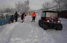 Bolnavi aduşi cu ATV-ul pe şenile la ambulanţă și transportaţi la Spitalul Municipal Dorohoi