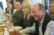 Traian Băsescu, la terasă cu Elena Udrea după mitingul electoral