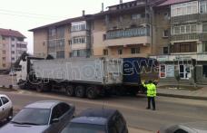 Circulație perturbată în centrul municipiului Dorohoi din cauza unui autocamion defect - FOTO