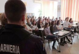 Peste 500 de elevi au participat la activităţi preventive desfăşurate de jandarmi în perioada „Şcoala Altfel”