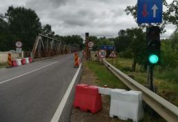 Bateria semaforului de la podul peste râul Siret a fost pusă sub lacăt pentru a nu mai fi furată