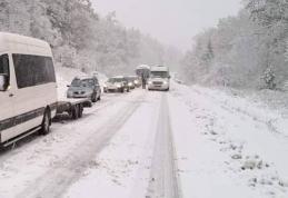 Se circulă în condiții de iarnă pe arterele rutiere din Județ. Nu există drumuri blocate din cauza ninsorii și a viscolului