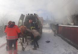 Femeie intoxicată cu fum, ajunsă la spital, după ce un incendiu i-a cuprins locuința - FOTO