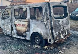 Incendiu violent pe o stradă din Botoșani. O ambulanță privată a ars și trei autoturisme au fost afectate parțial - FOTO