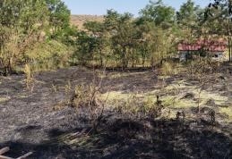 Incendierea vegetației uscate este interzisă! Pompierii militari au intervenit pentru stingerea a trei incendii