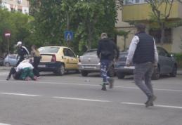 Doi tineri băuți bine, amendați după ce și-au împărțit pumni și picioare în plină stradă